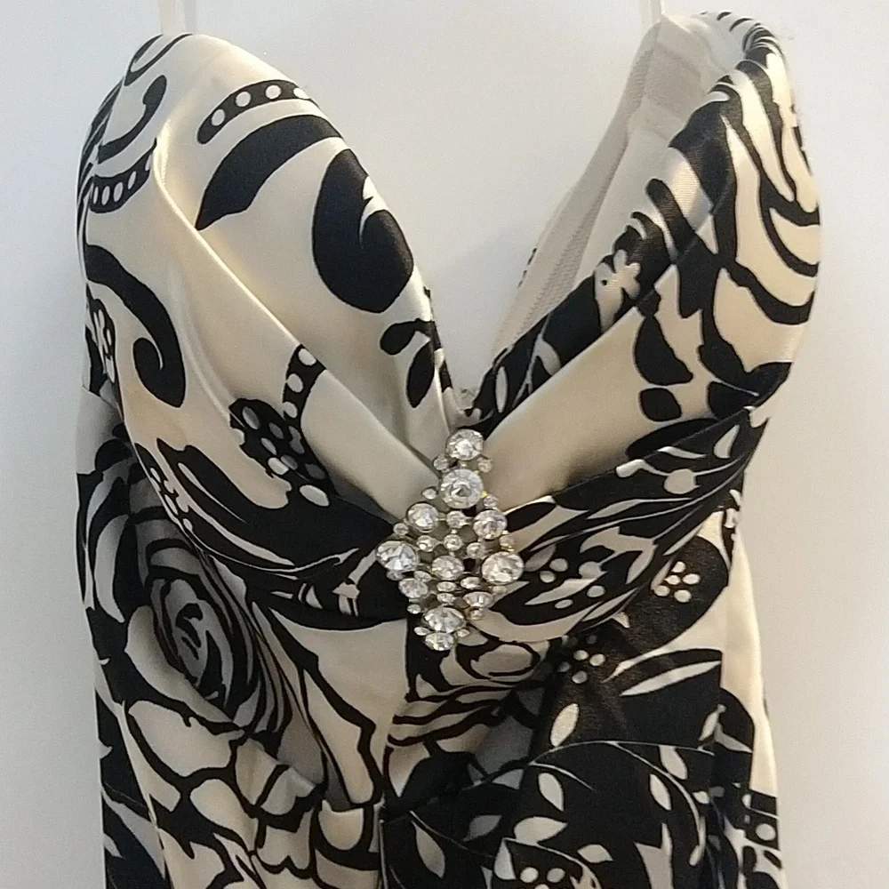 Gown - Picture 2 of 8